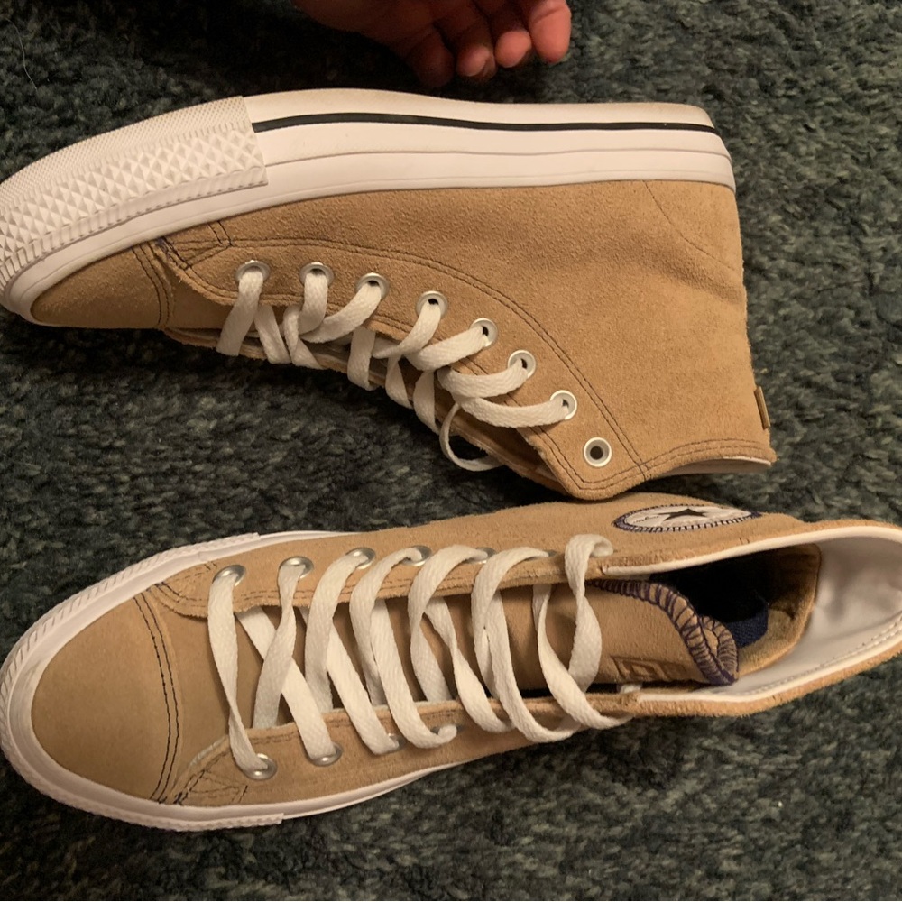 Tan converse. - Picture 2 of 6